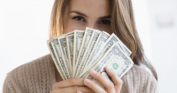 Few Ways In Which Young Women Can Manage Their Money Better