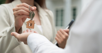 Lease,,Rental,And,Selling,Home.,Real,Estate,Agent,Manager,Smile