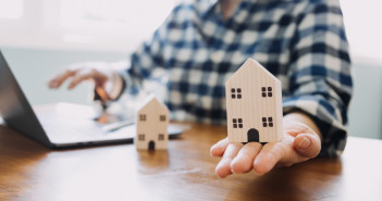 Signing,Home,Sales,And,Insurance,Contracts,With,Real,Estate,Agents,