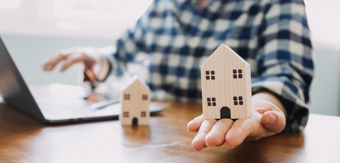 Signing,Home,Sales,And,Insurance,Contracts,With,Real,Estate,Agents,