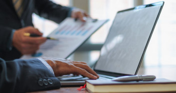 5 tips to ensure a smooth investment journey Blurred,Image,,Businessman,Is,Talking,To,An,Investment,Advisor,To