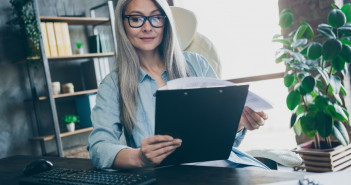 Photo,Of,Concentrated,Marketer,Lady,Sit,Table,Read,Daily,Schedule