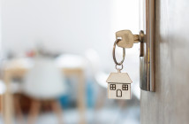 Key,With,Keychain,In,A,House,Shape,In,The,Door