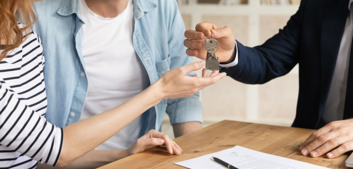 Cropped,Close,Up,View,Happy,Couple,Receiving,Keys,From,New