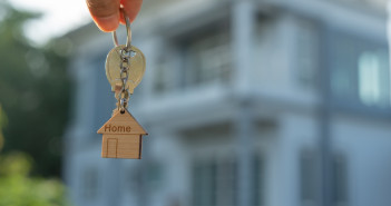 Lease,,Rental,And,Selling,Home.,Real,Estate,Agent,Manager,Smile