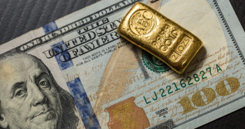 Gold,Bullion,On,100,Us,Dollar,Note