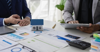 Business,Meeting,Of,Real,Estate,Brokers,Businesses,Working,With,New