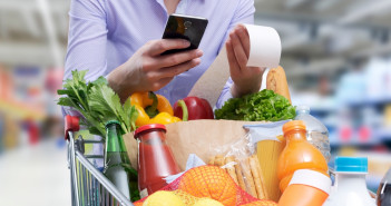Woman,Checking,The,Grocery,Receipt,Using,Her,Smartphone
