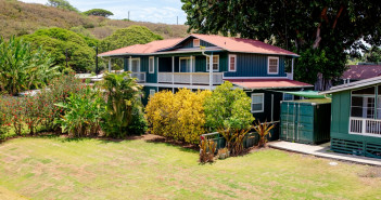 Green,Wooden,Single,Family,House,On,The,Island,Of,Kauai,