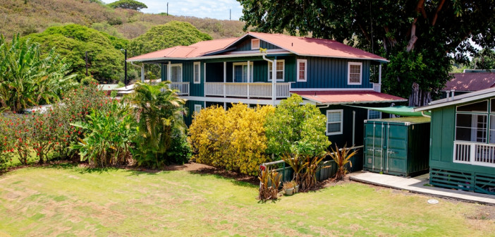 Green,Wooden,Single,Family,House,On,The,Island,Of,Kauai,
