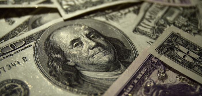 Dollar Gains as Markets Await U.S. Inflation Data and Trade Moves
